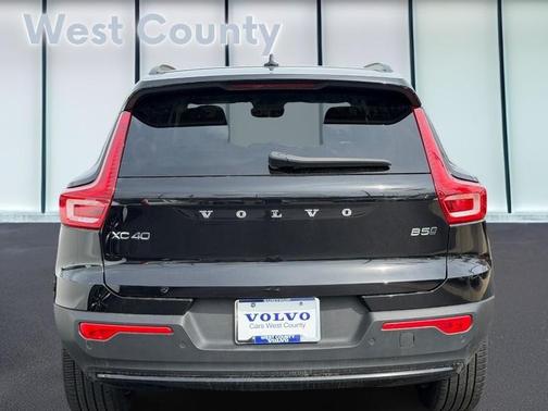 Onyx Black 2025 Volvo XC40 B5 Plus Dark Theme