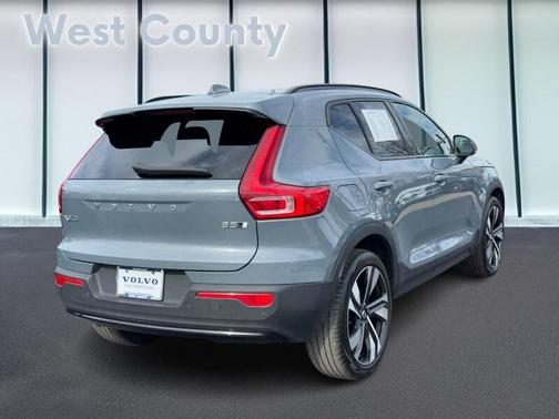 2023 Volvo XC40 B5 Plus Dark Theme