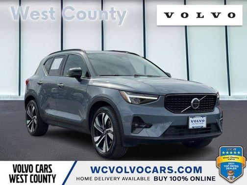 2023 Volvo XC40 B5 Plus Dark Theme