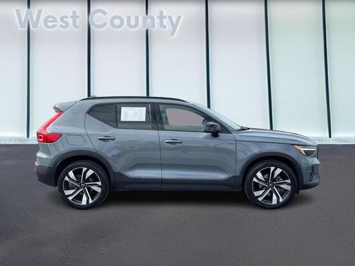 2023 Volvo XC40 B5 Plus Dark Theme