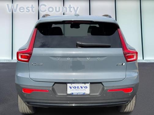 2023 Volvo XC40 B5 Plus Dark Theme