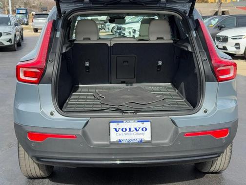 2023 Volvo XC40 B5 Plus Dark Theme