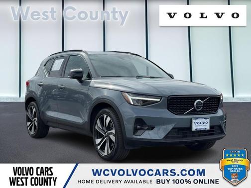2023 Volvo XC40 B5 Plus Dark Theme
