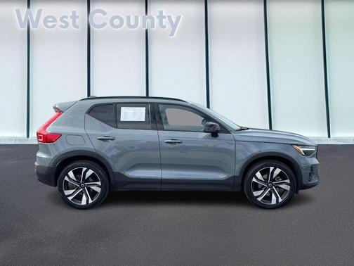 2023 Volvo XC40 B5 Plus Dark Theme