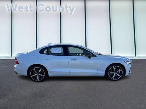 2024 Volvo S60 B5 Plus Dark Theme