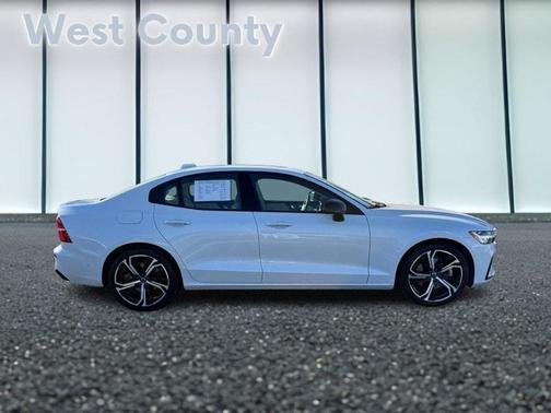 2024 Volvo S60 B5 Plus Dark Theme