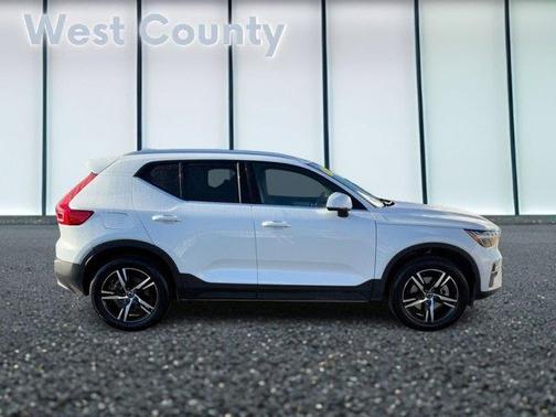 2025 Volvo XC40 B5 Core Bright Theme
