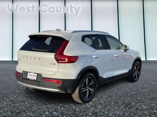 2025 Volvo XC40 B5 Core Bright Theme