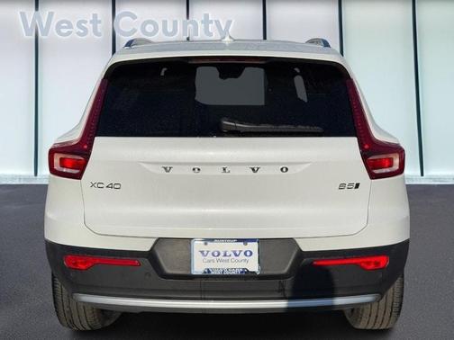 2025 Volvo XC40 B5 Core Bright Theme