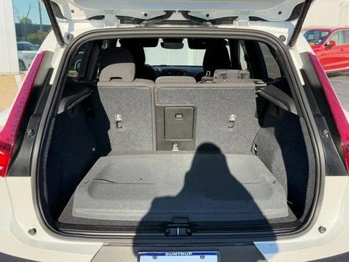 2025 Volvo XC40 B5 Core Bright Theme