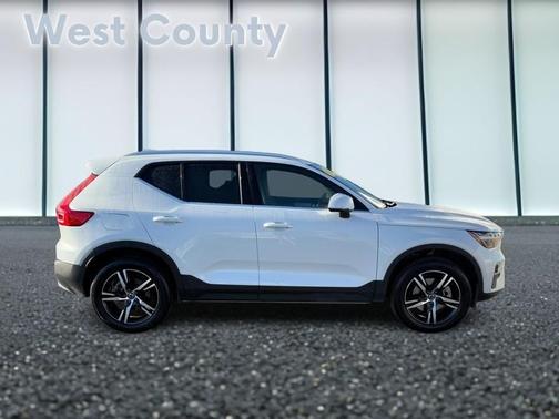 2025 Volvo XC40 B5 Core Bright Theme