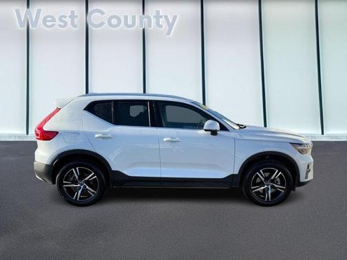 2025 Volvo XC40 B5 Core Bright Theme