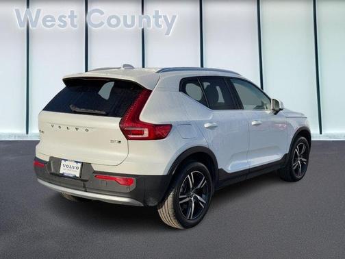 2025 Volvo XC40 B5 Core Bright Theme