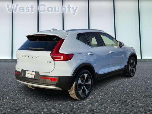 2025 Volvo XC40 B5 Plus Bright Theme