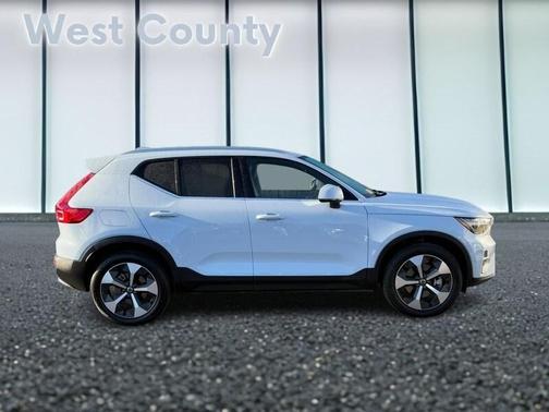 2025 Volvo XC40 B5 Plus Bright Theme