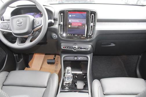 2025 Volvo XC40 B5 Ultra Dark Theme