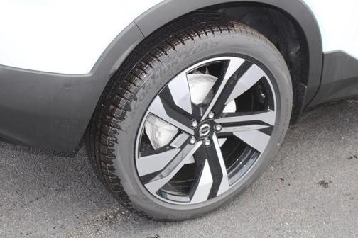 2025 Volvo XC40 B5 Ultra Dark Theme