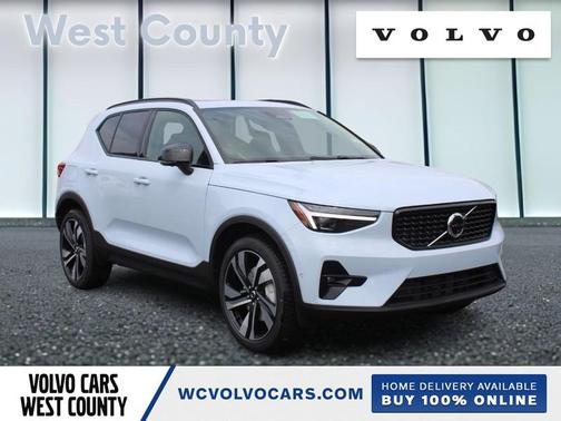 2025 Volvo XC40 B5 Ultra Dark Theme