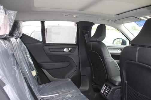 2025 Volvo XC40 B5 Ultra Dark Theme