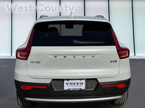 2025 Volvo XC40 B5 Core Bright Theme