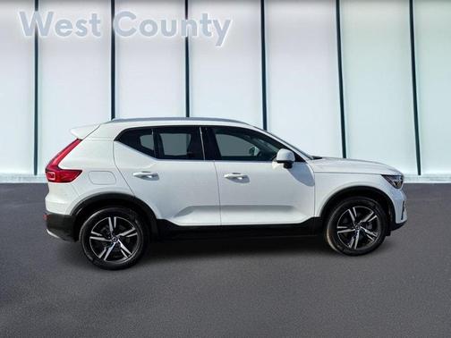 2025 Volvo XC40 B5 Core Bright Theme