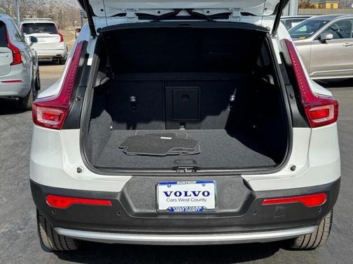 2025 Volvo XC40 B5 Core Bright Theme