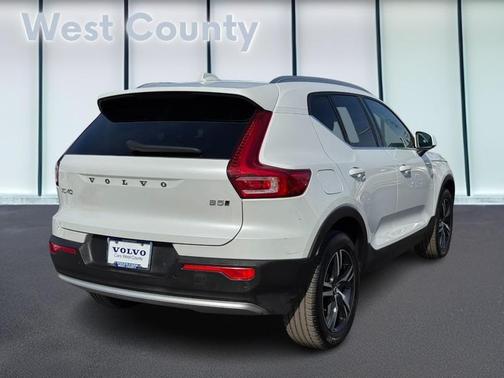 2025 Volvo XC40 B5 Core Bright Theme