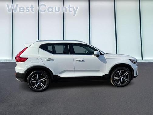 2025 Volvo XC40 B5 Core Bright Theme