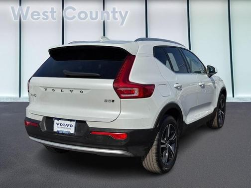 2025 Volvo XC40 B5 Core Bright Theme