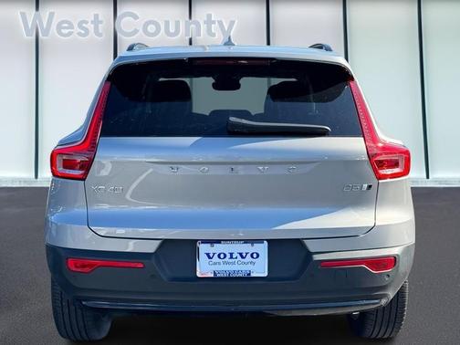 2023 Volvo XC40 B5 Plus Dark Theme