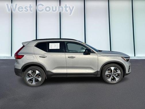 2023 Volvo XC40 B5 Plus Dark Theme