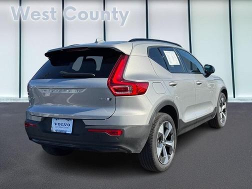 2023 Volvo XC40 B5 Plus Dark Theme