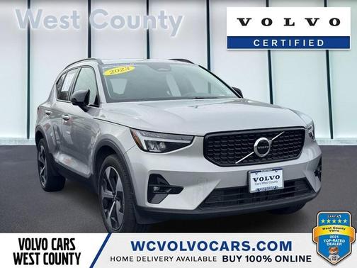 2023 Volvo XC40 B5 Plus Dark Theme