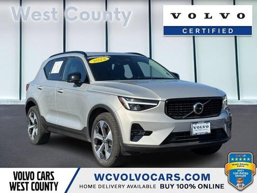 2023 Volvo XC40 B5 Plus Dark Theme