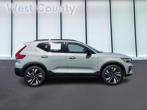 Metallic 2025 Volvo XC40 B5 Plus Dark Theme