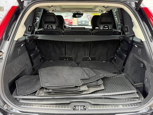 2022 Volvo XC90 T6 Momentum 7 Passenger