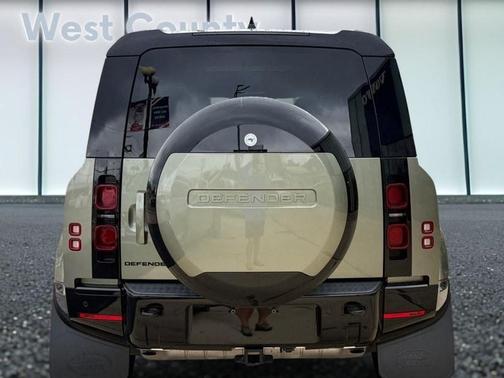 2024 Land Rover Defender P400 X-Dynamic SE