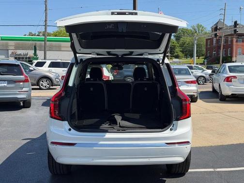 Crystal White Pearl 2025 Volvo XC90 B6 Plus 7-Seater