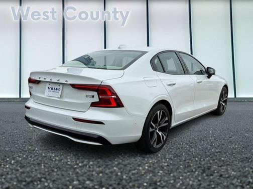2024 Volvo S60 B5 Plus Dark Theme