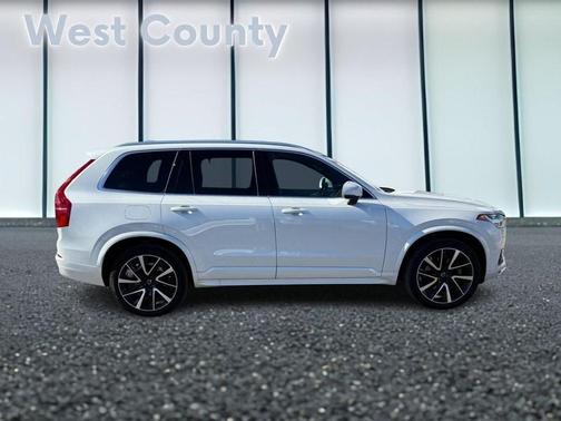 2022 Volvo XC90 T6 Momentum 7 Passenger