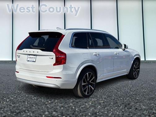 2022 Volvo XC90 T6 Momentum 7 Passenger