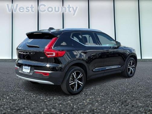 2025 Volvo XC40 B5 Core Bright Theme