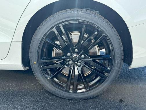 2023 Volvo S60 Recharge Plug-In Hybrid T8 Plus Black Edition