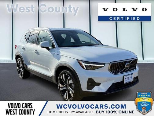 2023 Volvo XC40 B5 Ultimate Bright Theme