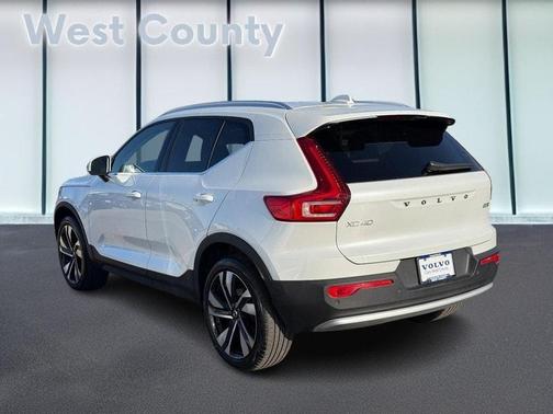 2023 Volvo XC40 B5 Ultimate Bright Theme