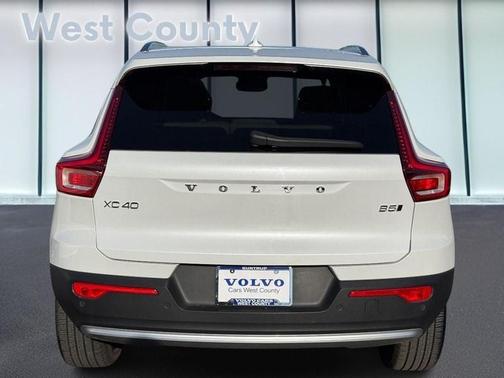 2023 Volvo XC40 B5 Ultimate Bright Theme