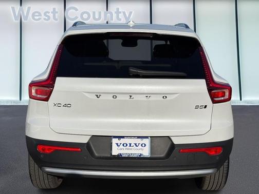 2023 Volvo XC40 B5 Ultimate Bright Theme