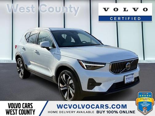 2023 Volvo XC40 B5 Ultimate Bright Theme
