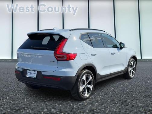 2025 Volvo XC40 B5 Plus Dark Theme