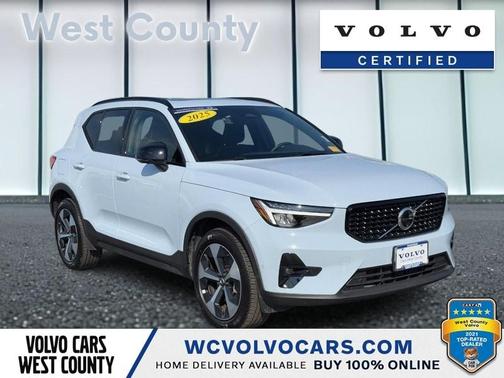 2025 Volvo XC40 B5 Plus Dark Theme
